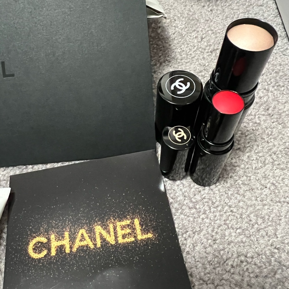 ✨Sale Today Only ✨Chanel Swipe and Glow set - Picture 7 of 8